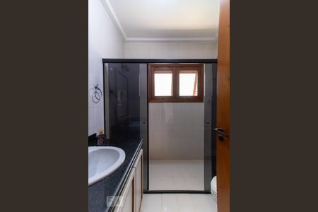 Casa para alugar com 365m², 4 quartos e 4 vagas Casa para alugar com 365m², 4 quartos e 4 vagasBanheiro do corredor