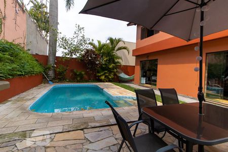 Casa para alugar com 365m², 4 quartos e 4 vagas Casa para alugar com 365m², 4 quartos e 4 vagasPiscina