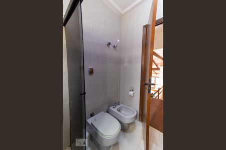 Casa para alugar com 365m², 4 quartos e 4 vagas Casa para alugar com 365m², 4 quartos e 4 vagasBanheiro do corredor