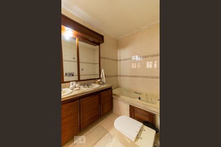 Casa para alugar com 365m², 4 quartos e 4 vagas Casa para alugar com 365m², 4 quartos e 4 vagasBanheiro da Suíte 1