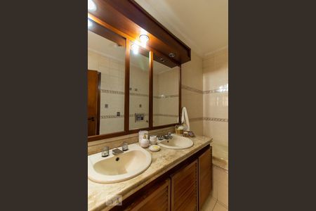 Casa para alugar com 365m², 4 quartos e 4 vagas Casa para alugar com 365m², 4 quartos e 4 vagasBanheiro da Suíte 1