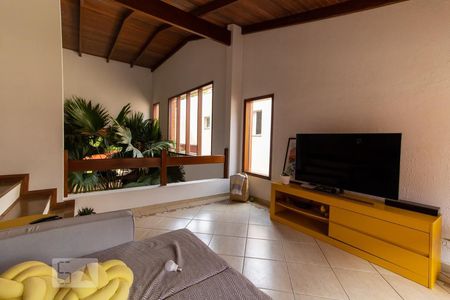 Casa para alugar com 365m², 4 quartos e 4 vagas Casa para alugar com 365m², 4 quartos e 4 vagasSala de TV