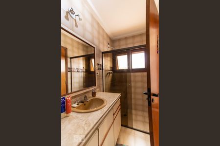 Casa para alugar com 365m², 4 quartos e 4 vagas Casa para alugar com 365m², 4 quartos e 4 vagasBanheiro da Suíte 2