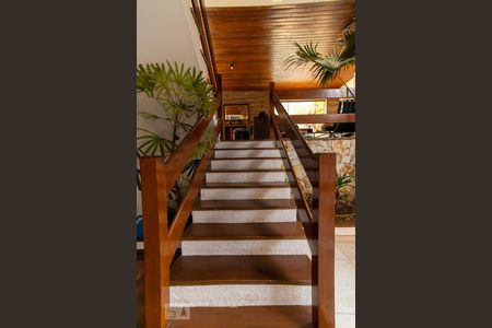 Casa para alugar com 365m², 4 quartos e 4 vagas Casa para alugar com 365m², 4 quartos e 4 vagasEscada