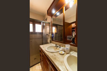 Casa para alugar com 365m², 4 quartos e 4 vagas Casa para alugar com 365m², 4 quartos e 4 vagasBanheiro da Suíte 1