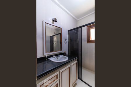 Casa para alugar com 365m², 4 quartos e 4 vagas Casa para alugar com 365m², 4 quartos e 4 vagasBanheiro do corredor