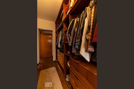 Casa para alugar com 365m², 4 quartos e 4 vagas Casa para alugar com 365m², 4 quartos e 4 vagasCloset da Suíte 1