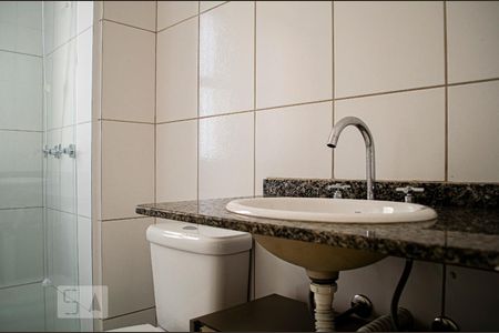 Banheiro de apartamento para alugar com 1 quarto, 33m² em Portão, Curitiba