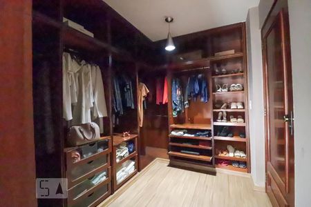 Casa para alugar com 420m², 4 quartos e 5 vagas Casa para alugar com 420m², 4 quartos e 5 vagasCloset da suíte 2