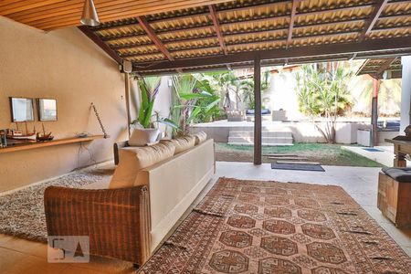 Casa para alugar com 420m², 4 quartos e 5 vagas Casa para alugar com 420m², 4 quartos e 5 vagasVaranda