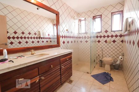 Casa para alugar com 420m², 4 quartos e 5 vagas Casa para alugar com 420m², 4 quartos e 5 vagasBanheiro social