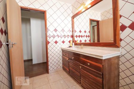 Casa para alugar com 420m², 4 quartos e 5 vagas Casa para alugar com 420m², 4 quartos e 5 vagasBanheiro social