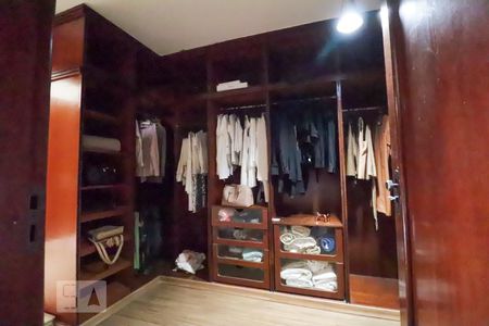Casa para alugar com 420m², 4 quartos e 5 vagas Casa para alugar com 420m², 4 quartos e 5 vagasCloset da suíte 2