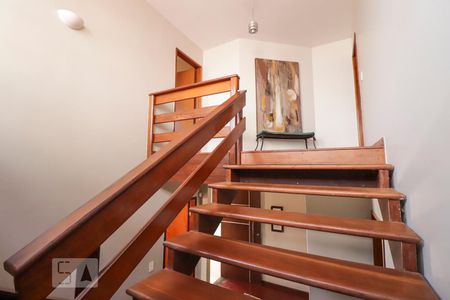 Casa para alugar com 420m², 4 quartos e 5 vagas Casa para alugar com 420m², 4 quartos e 5 vagasEscada