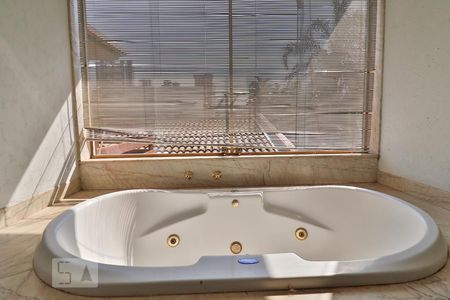 Casa para alugar com 420m², 4 quartos e 5 vagas Casa para alugar com 420m², 4 quartos e 5 vagasBanheiro da suíte 2