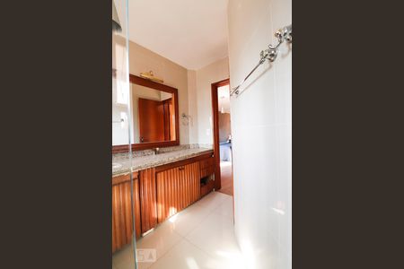 Casa para alugar com 420m², 4 quartos e 5 vagas Casa para alugar com 420m², 4 quartos e 5 vagasBanheiro da suíte 1