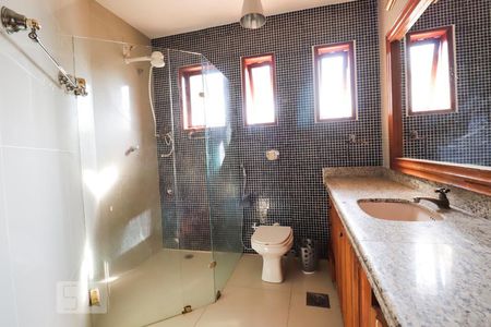 Casa para alugar com 420m², 4 quartos e 5 vagas Casa para alugar com 420m², 4 quartos e 5 vagasBanheiro da suíte 1