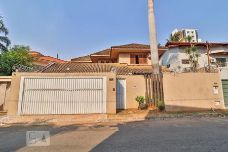 Casa para alugar com 420m², 4 quartos e 5 vagas Casa para alugar com 420m², 4 quartos e 5 vagasFachada