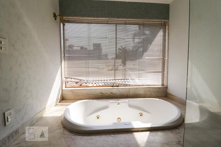 Casa para alugar com 420m², 4 quartos e 5 vagas Casa para alugar com 420m², 4 quartos e 5 vagasBanheiro da suíte 2