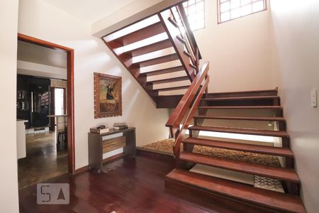 Casa para alugar com 420m², 4 quartos e 5 vagas Casa para alugar com 420m², 4 quartos e 5 vagasEscada