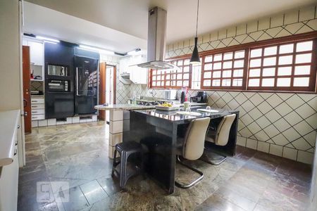 Casa para alugar com 420m², 4 quartos e 5 vagas Casa para alugar com 420m², 4 quartos e 5 vagasCozinha