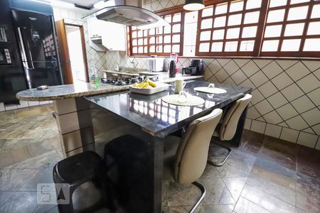 Casa para alugar com 420m², 4 quartos e 5 vagas Casa para alugar com 420m², 4 quartos e 5 vagasCozinha