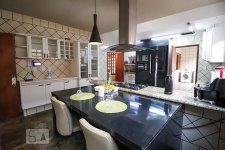 Casa para alugar com 420m², 4 quartos e 5 vagas Casa para alugar com 420m², 4 quartos e 5 vagasCozinha