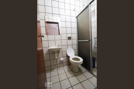 Casa para alugar com 420m², 4 quartos e 5 vagas Casa para alugar com 420m², 4 quartos e 5 vagasBanheiro de serviço