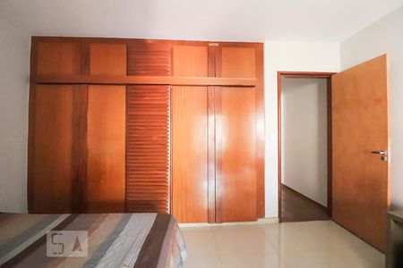 Casa para alugar com 420m², 4 quartos e 5 vagas Casa para alugar com 420m², 4 quartos e 5 vagasQuarto 2