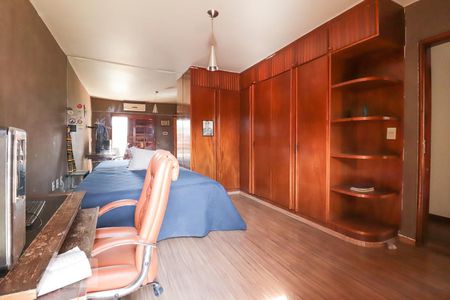 Casa para alugar com 420m², 4 quartos e 5 vagas Casa para alugar com 420m², 4 quartos e 5 vagasSuíte 1