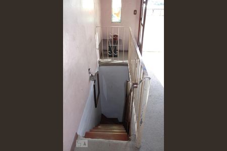 Casa para alugar com 498m², 3 quartos e 2 vagas Casa para alugar com 498m², 3 quartos e 2 vagasEscadas para Piso Superior