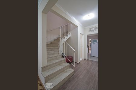 Escada de casa para alugar com 3 quartos, 150m² em Jardim das Acacias, São Paulo