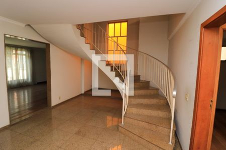 Escada de casa para alugar com 3 quartos, 550m² em Cidade Mãe do Céu, São Paulo