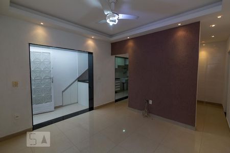 Sala de casa de condomínio para alugar com 2 quartos, 68m² em Tijuca, Rio de Janeiro