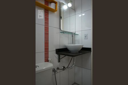 Banheiro de apartamento para alugar com 2 quartos, 47m² em Tatuquara, Curitiba