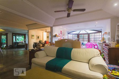 Sala de casa de condomínio à venda com 5 quartos, 600m² em Barra da Tijuca, Rio de Janeiro