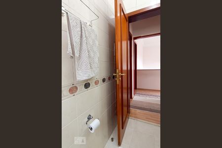 Casa de condomínio à venda com 322m², 4 quartos e 4 vagas Casa de condomínio à venda com 322m², 4 quartos e 4 vagasBanheiro social