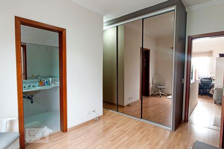 Casa de condomínio à venda com 322m², 4 quartos e 4 vagas Casa de condomínio à venda com 322m², 4 quartos e 4 vagasSuíte