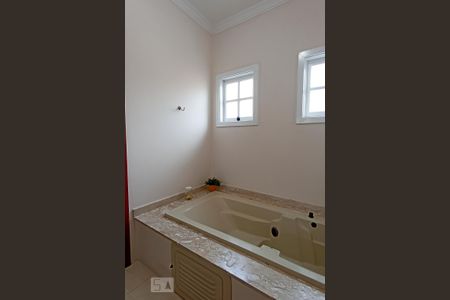 Casa de condomínio à venda com 322m², 4 quartos e 4 vagas Casa de condomínio à venda com 322m², 4 quartos e 4 vagasBanheiro suíte master