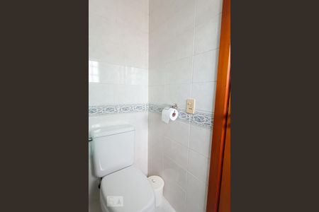 Casa de condomínio à venda com 322m², 4 quartos e 4 vagas Casa de condomínio à venda com 322m², 4 quartos e 4 vagasBanheiro da suíte