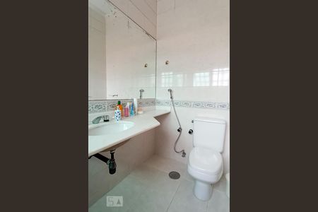 Casa de condomínio à venda com 322m², 4 quartos e 4 vagas Casa de condomínio à venda com 322m², 4 quartos e 4 vagasBanheiro da suíte