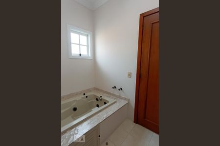 Casa de condomínio à venda com 322m², 4 quartos e 4 vagas Casa de condomínio à venda com 322m², 4 quartos e 4 vagasBanheiro suíte master