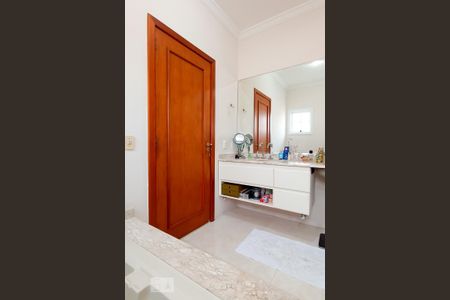 Casa de condomínio à venda com 322m², 4 quartos e 4 vagas Casa de condomínio à venda com 322m², 4 quartos e 4 vagasBanheiro suíte master