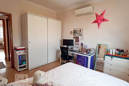 Casa de condomínio à venda com 322m², 4 quartos e 4 vagas Casa de condomínio à venda com 322m², 4 quartos e 4 vagasQuarto