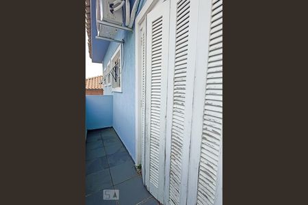 Casa de condomínio à venda com 322m², 4 quartos e 4 vagas Casa de condomínio à venda com 322m², 4 quartos e 4 vagasVaranda da suíte