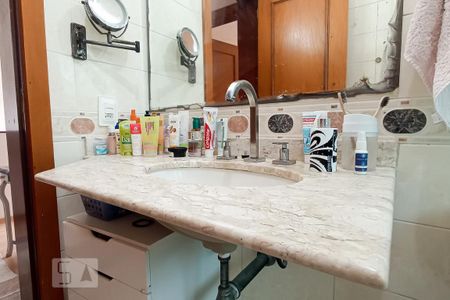 Casa de condomínio à venda com 322m², 4 quartos e 4 vagas Casa de condomínio à venda com 322m², 4 quartos e 4 vagasDetalhe banheiro social - Pia