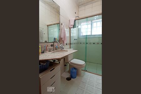 Casa de condomínio à venda com 322m², 4 quartos e 4 vagas Casa de condomínio à venda com 322m², 4 quartos e 4 vagasBanheiro social