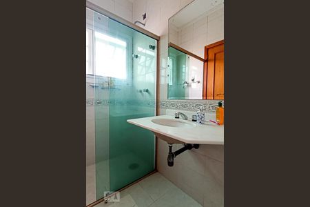 Casa de condomínio à venda com 322m², 4 quartos e 4 vagas Casa de condomínio à venda com 322m², 4 quartos e 4 vagasBanheiro da suíte