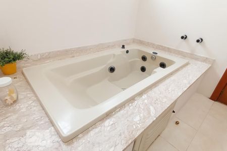 Casa de condomínio à venda com 322m², 4 quartos e 4 vagas Casa de condomínio à venda com 322m², 4 quartos e 4 vagasDetalhe banheiro suíte master - Banheira