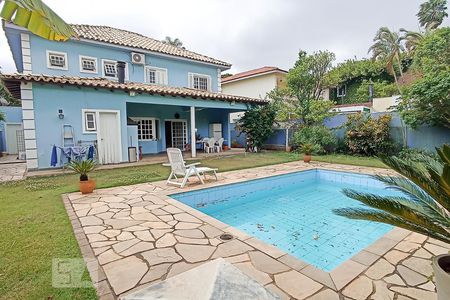 Casa de condomínio à venda com 322m², 4 quartos e 4 vagas Casa de condomínio à venda com 322m², 4 quartos e 4 vagasPiscina e churrasqueira